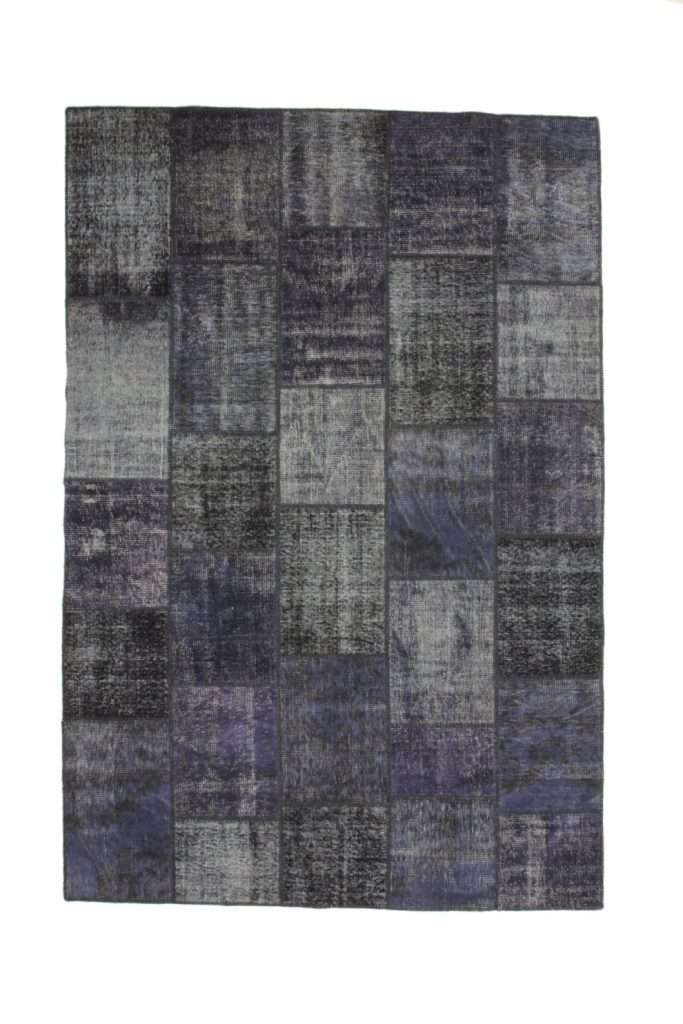 Tappeto patchwork vintage moderno, realizzato con pezzi di vecchi tappeti ricuciti a mano