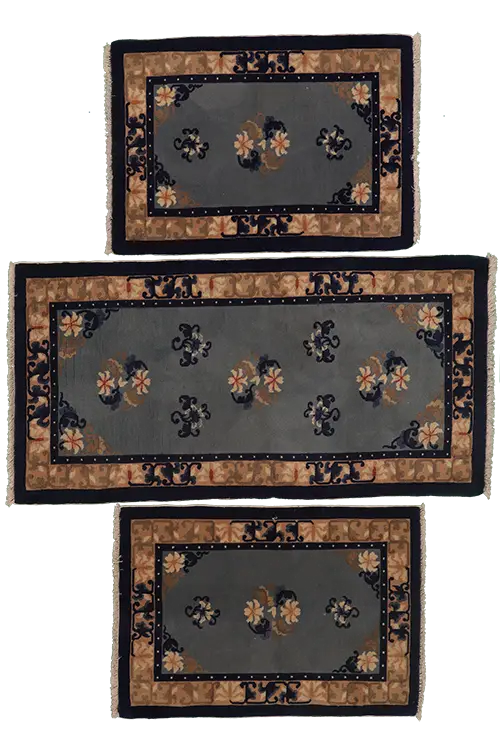 Tappeto cinese classico con fondo grigio, bordura beige e motivi floreali stilizzati.