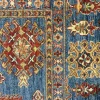 Tappeto Kazak dal caratteristico disegno geometrico di ispirazione orientale.
